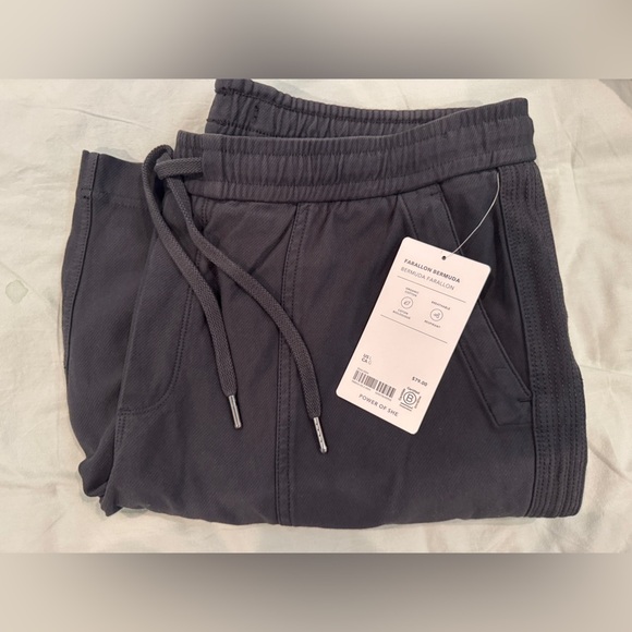 NWT Athleta Women's Farallon Bermuda Black
Pull On Shorts Sz L - Picture 5 of 6